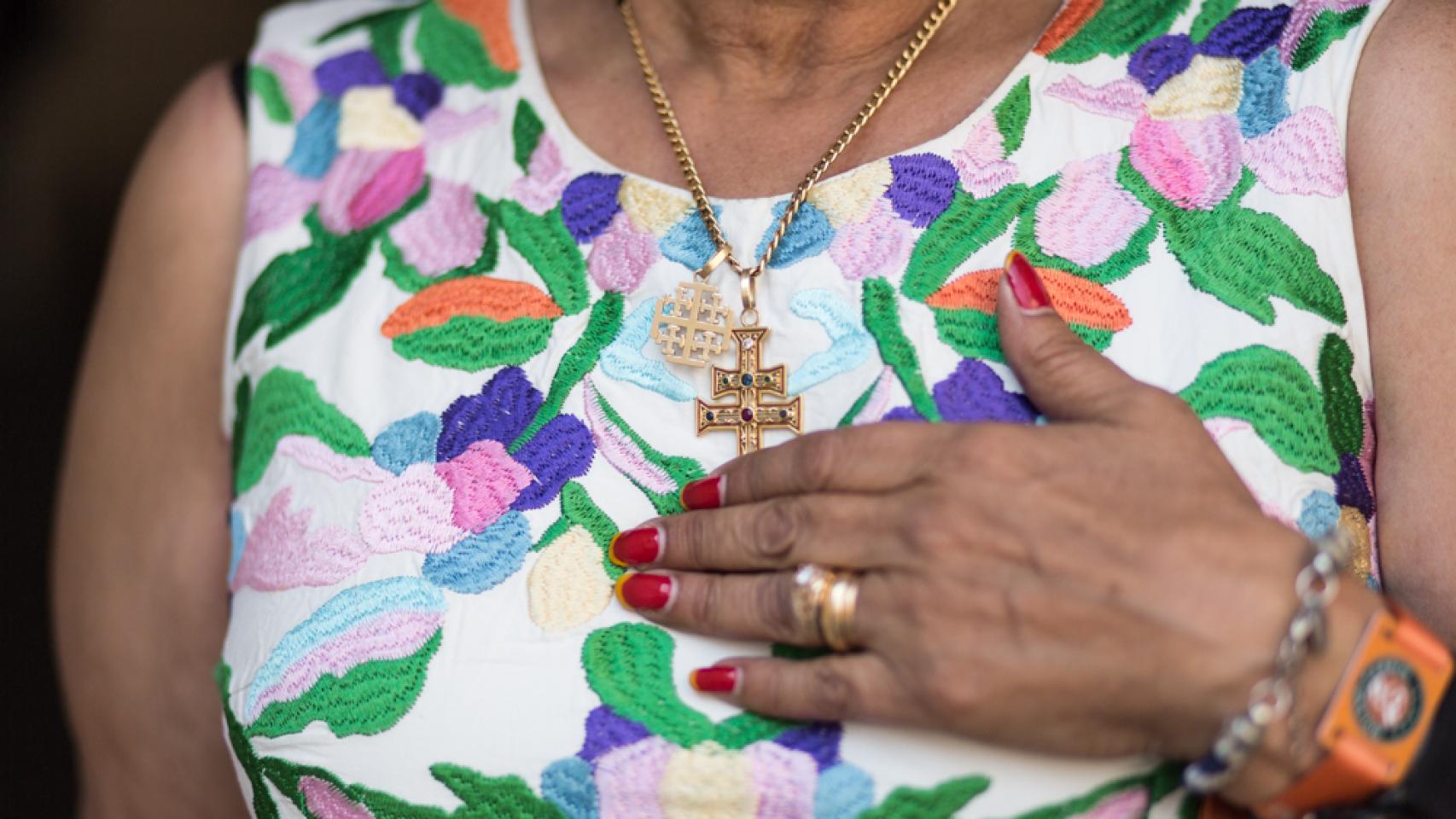 La gaditana muestra sus uñas pintadas con los colores de la bandera española y alguno de sus amuletos