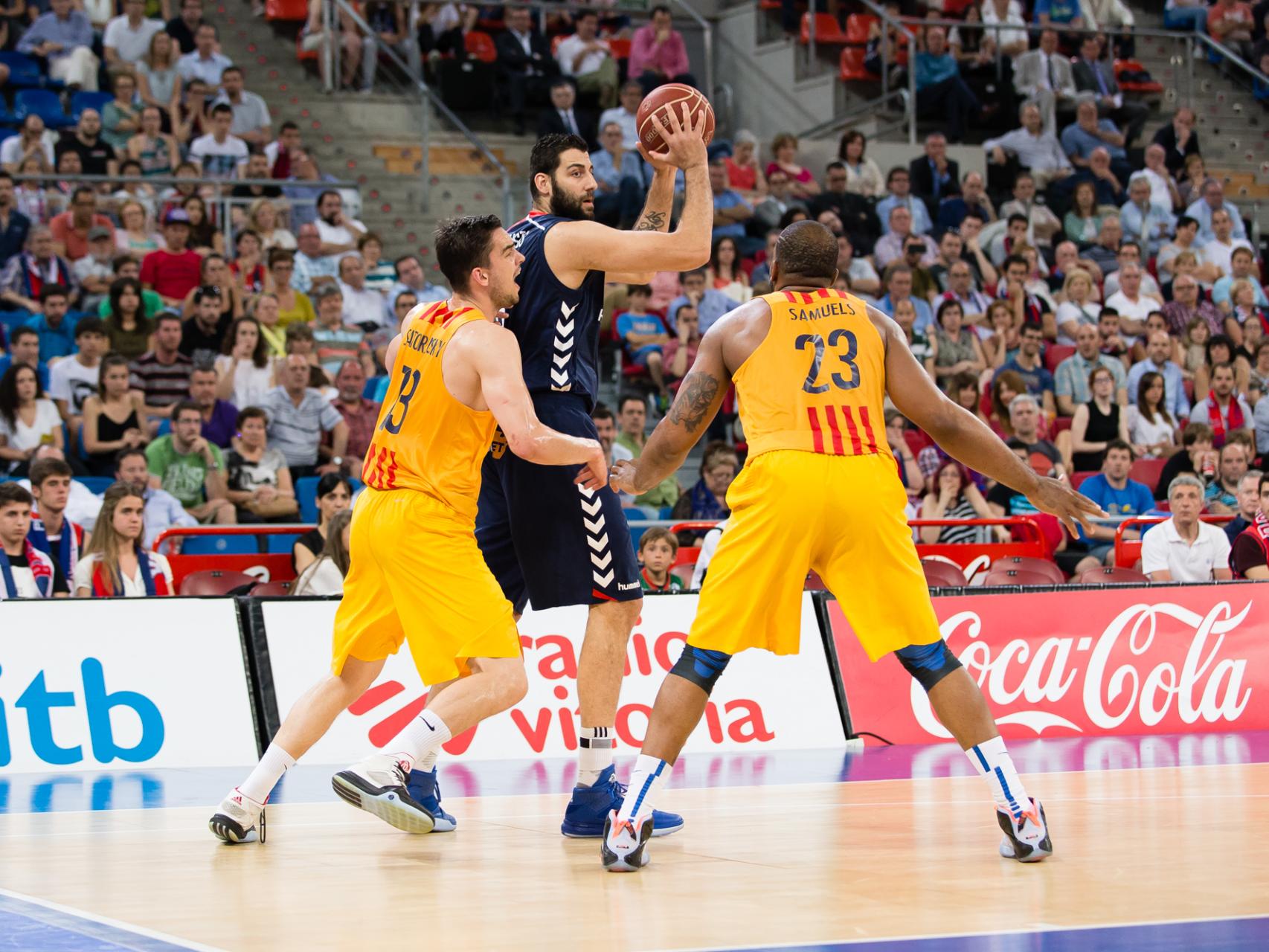 Ioannis Bourousis ante Satoransky y Samuels este miércoles.