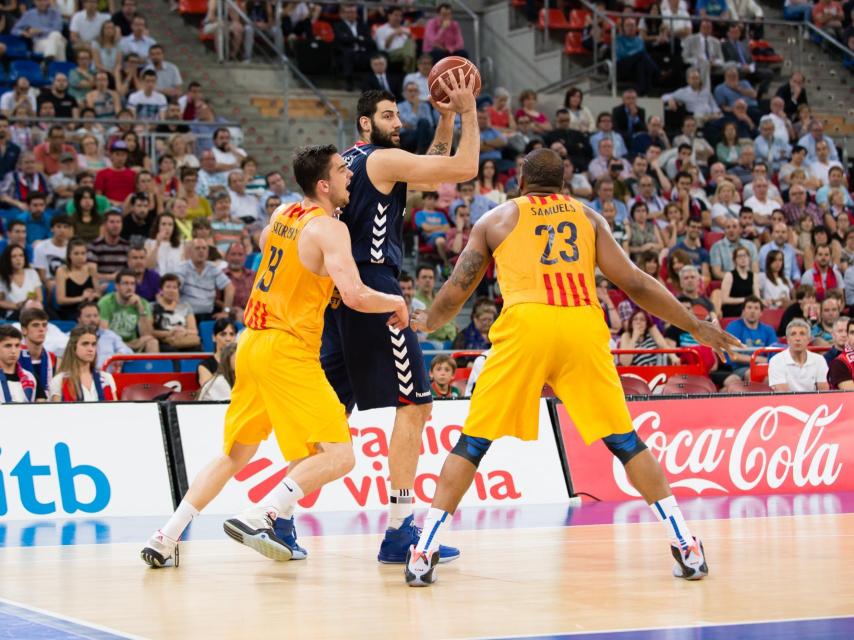 Ioannis Bourousis ante Satoransky y Samuels este miércoles.