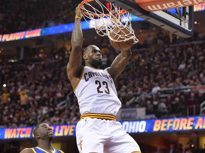 LeBron James machaca frente a Draymond Green.