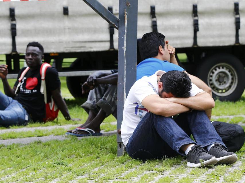 Un grupo de migrantes desalojados tras un un incendio en un hogar para refugiados en Alemania.