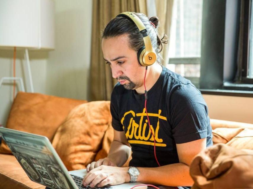 Lin-Manuel Miranda componiendo un tema.
