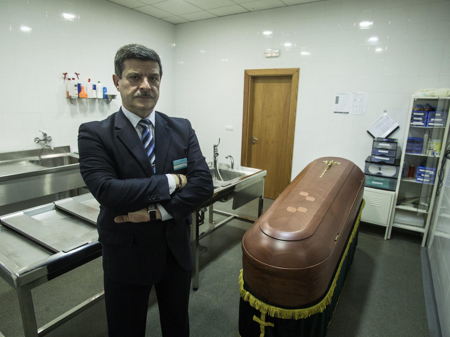 Paco, de profesión funerario.