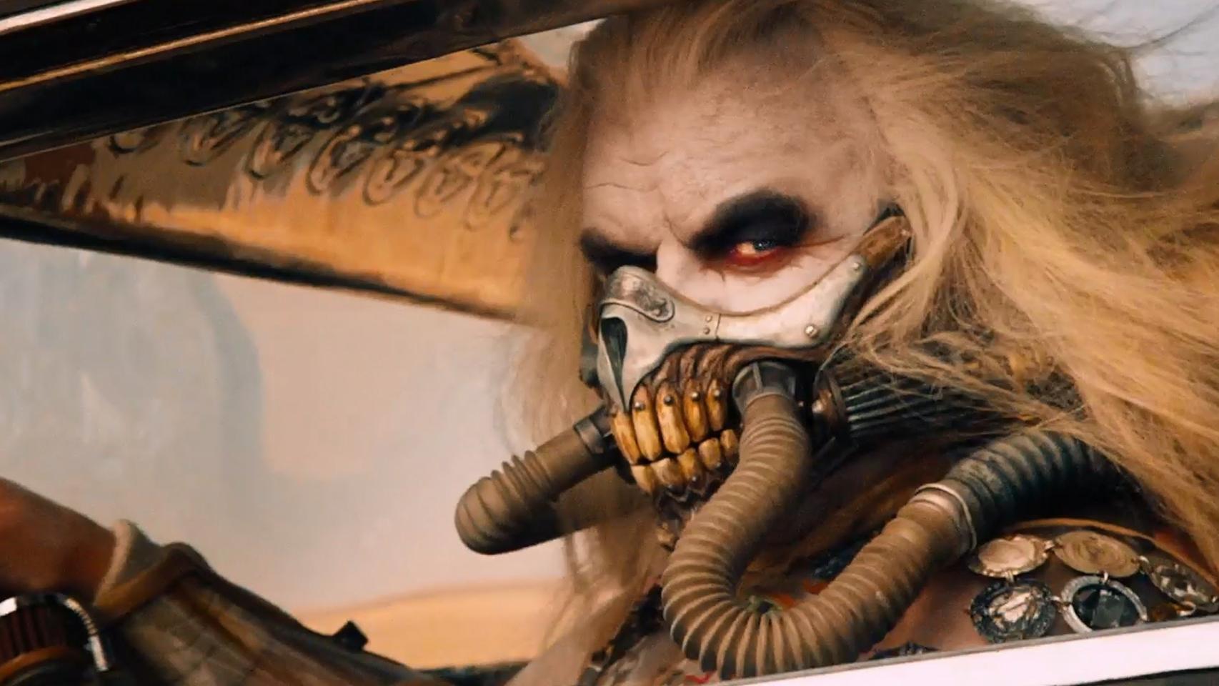 Inmortan Joe persigue a Imperator Furiosa en Mad Max.