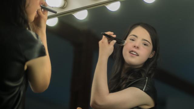 La chica es muy coqueta. Mamá, ¿me miras?, le pregunta a su madre al maquillarse.