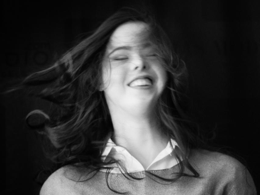 La joven veinteañera disfruta delante de una cámara.