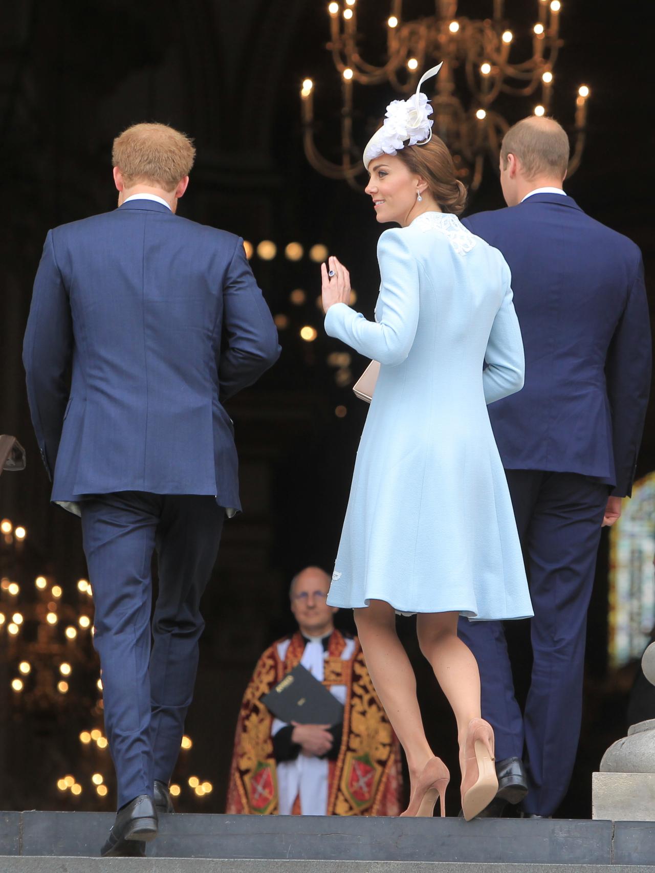 Kate y Guillermo entrando a la catedral junto al príncipe Harry