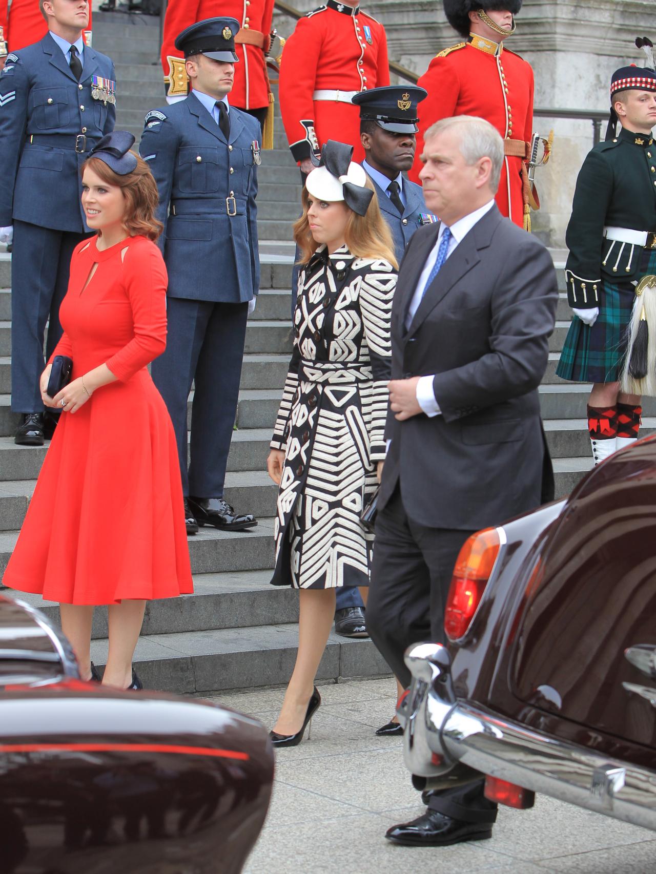 Las princesas Beatriz y Eugenia de York con el príncipe Andrew