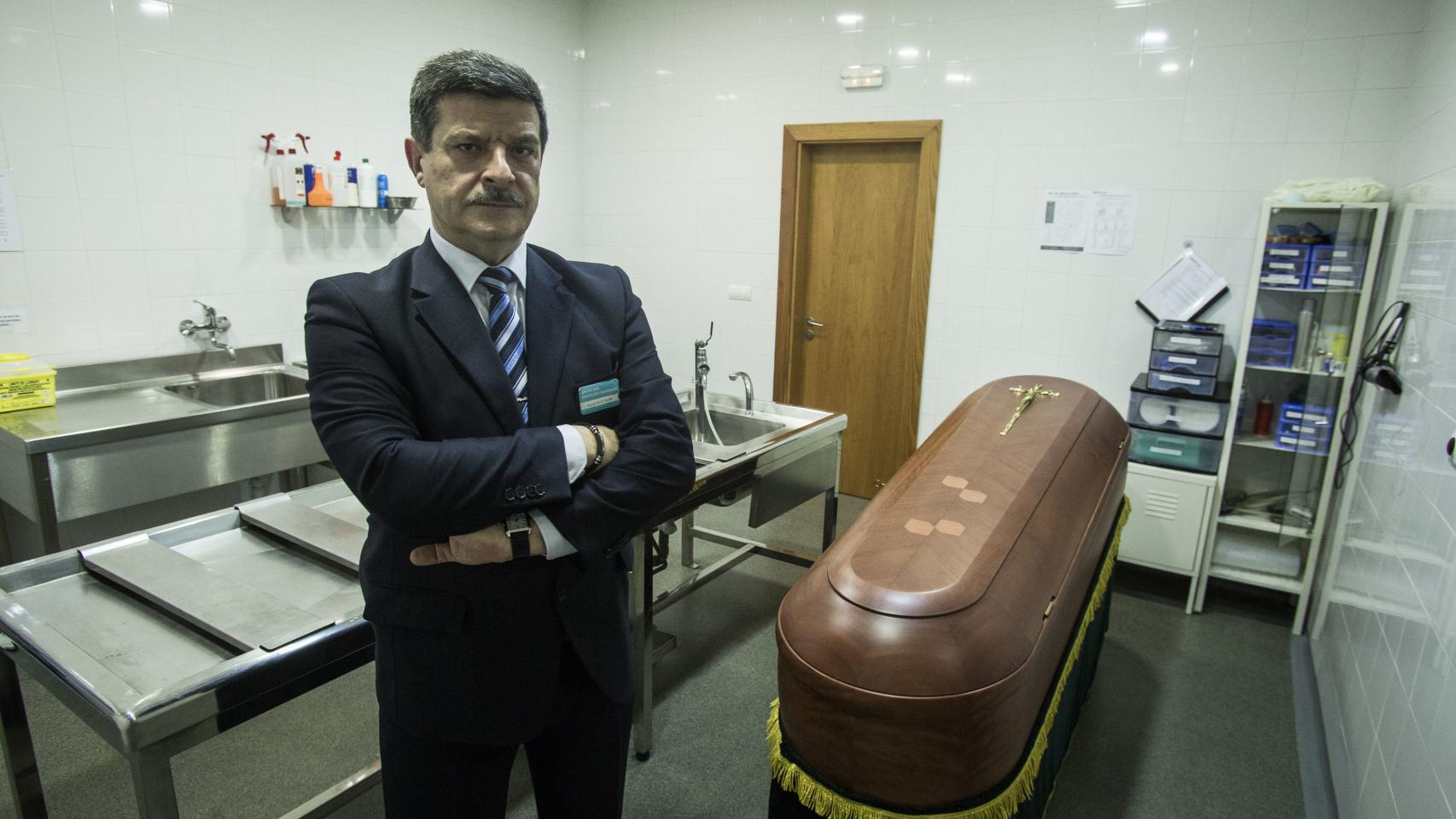 Paco, de profesión funerario.