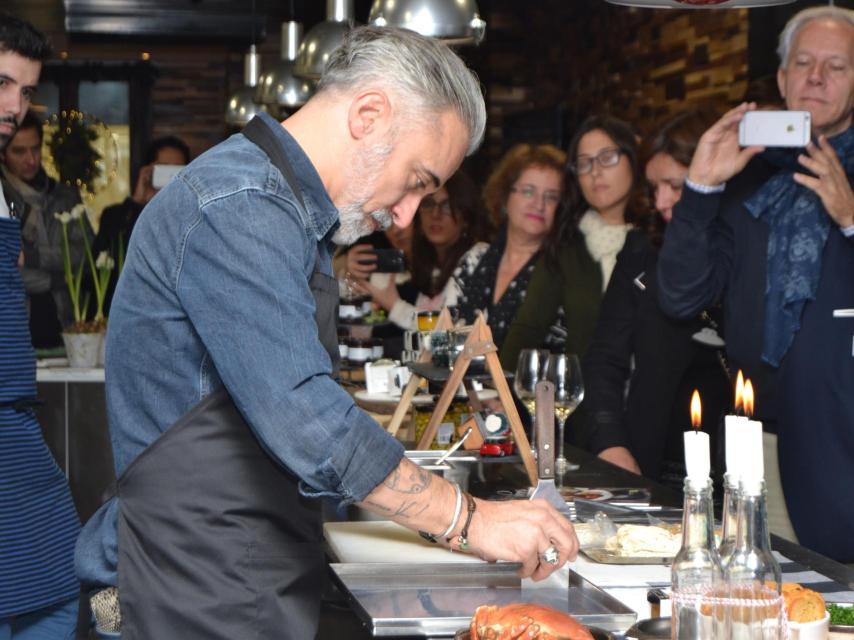 El chef haciendo una demostración