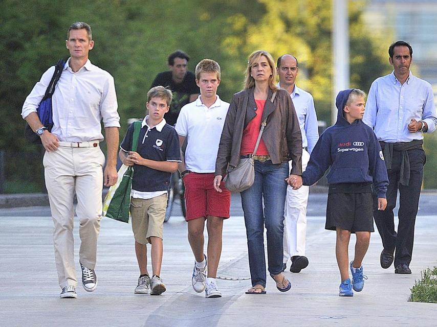 La pareja con sus hijos Juan Valentín, Pablo Nicolás y Miguel Urdangarín por las calles de Ginebra