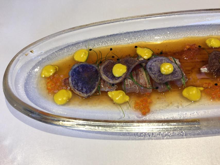 El salmonete de roca con huevas de trucha