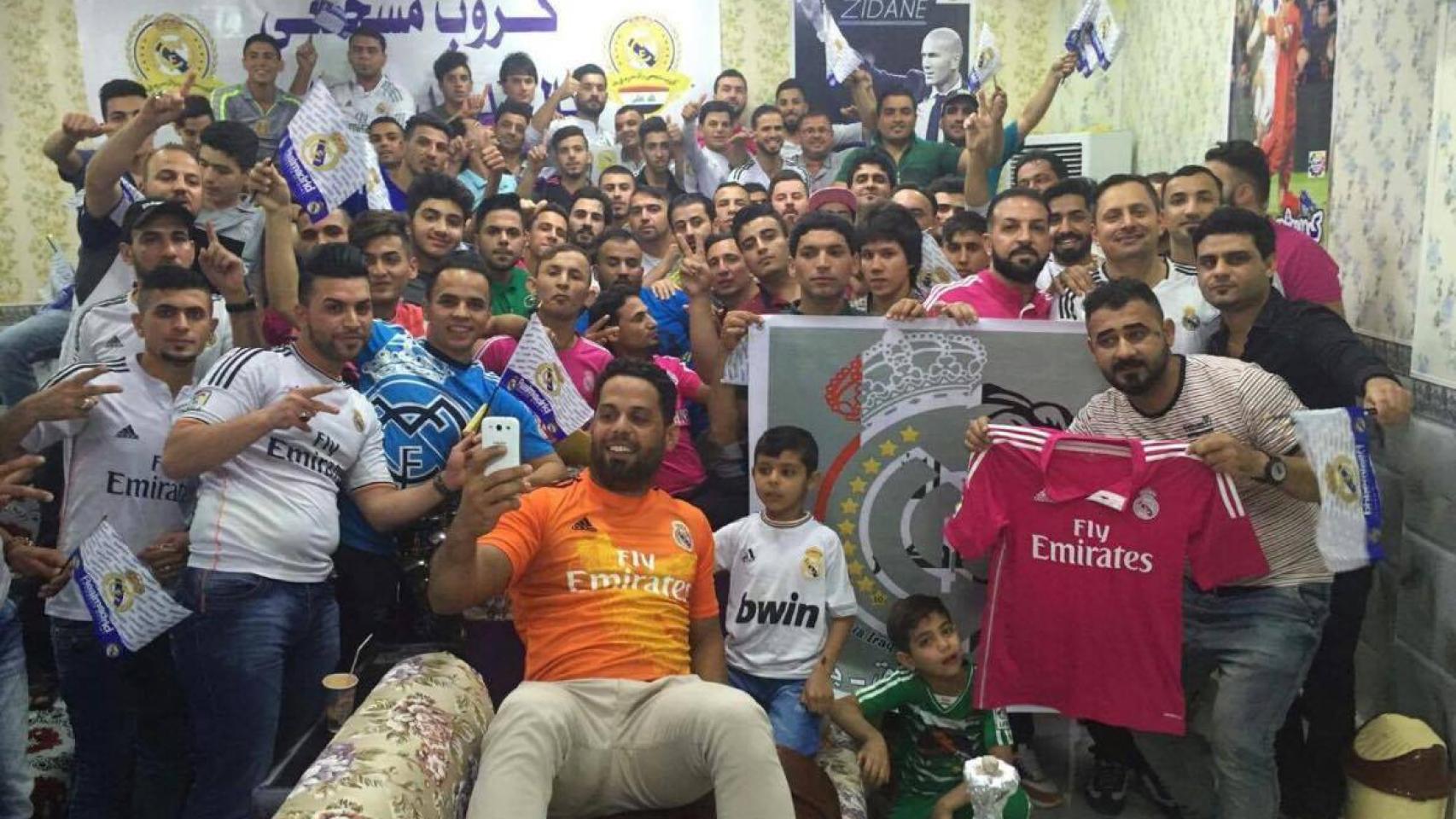 La peña madridista Iraq Blankos en el café Al Farat durante la final de la Champions 2016.