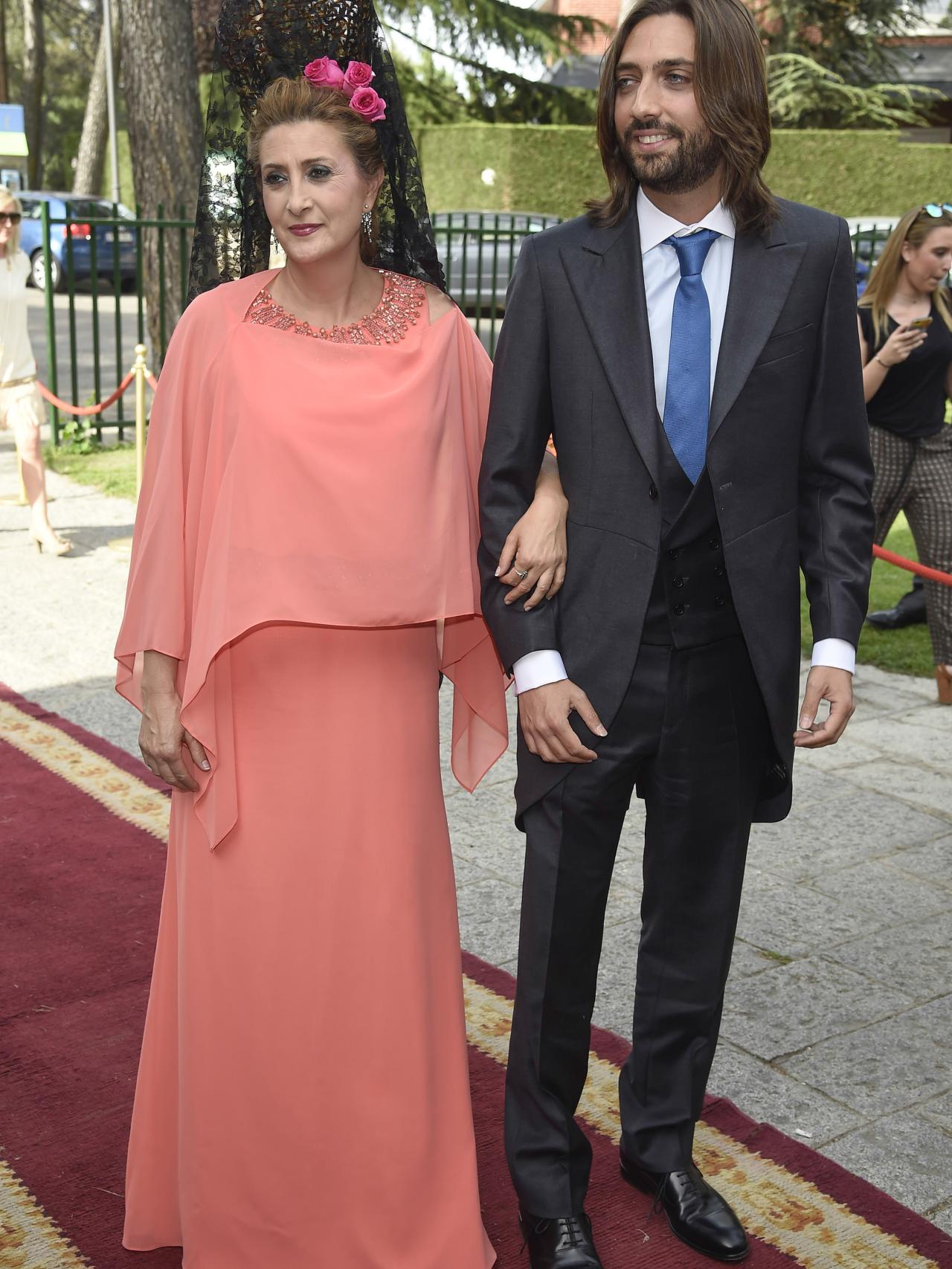 Juan Carmona junto a su madre a la entrada de la iglesia
