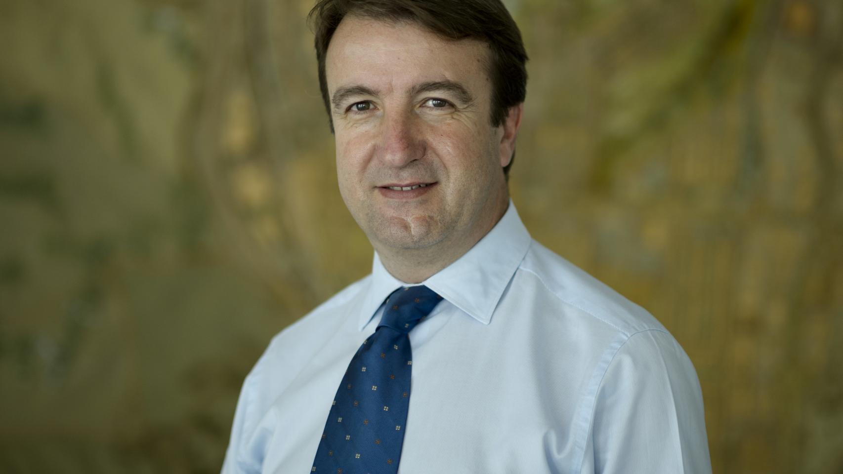 El alcalde Jesús Moreno delante de una maqueta de Tres Cantos.