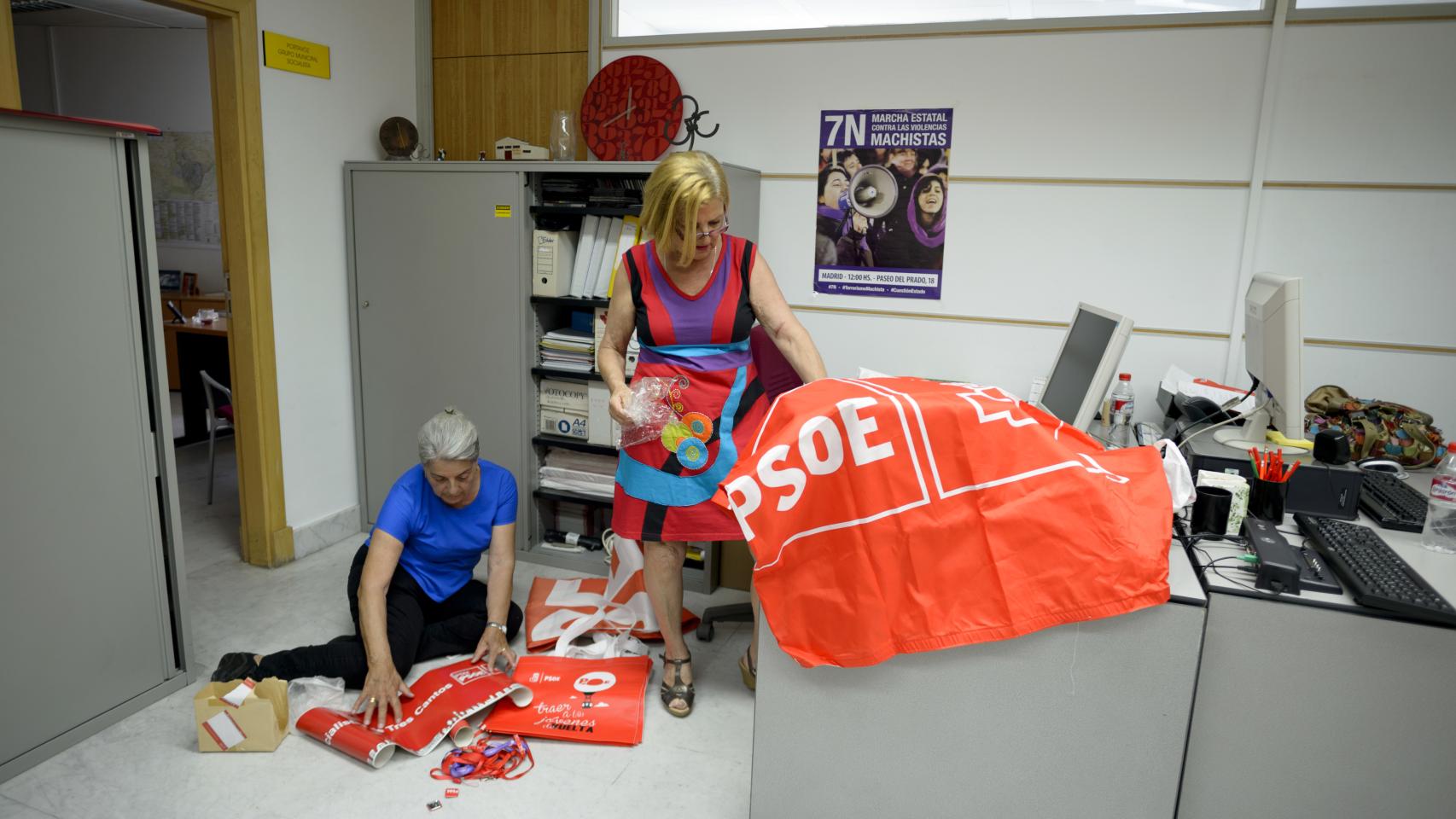 La preparación de la pegada de carteles del PSOE en Tres Cantos.
