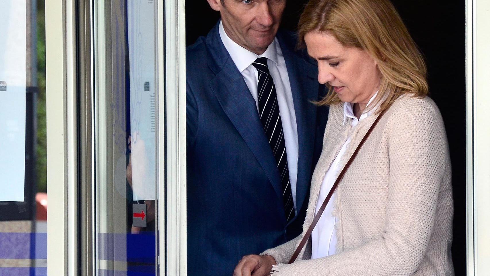 Iñaki Urdangarin y la infanta Cristina salen del juzgado.