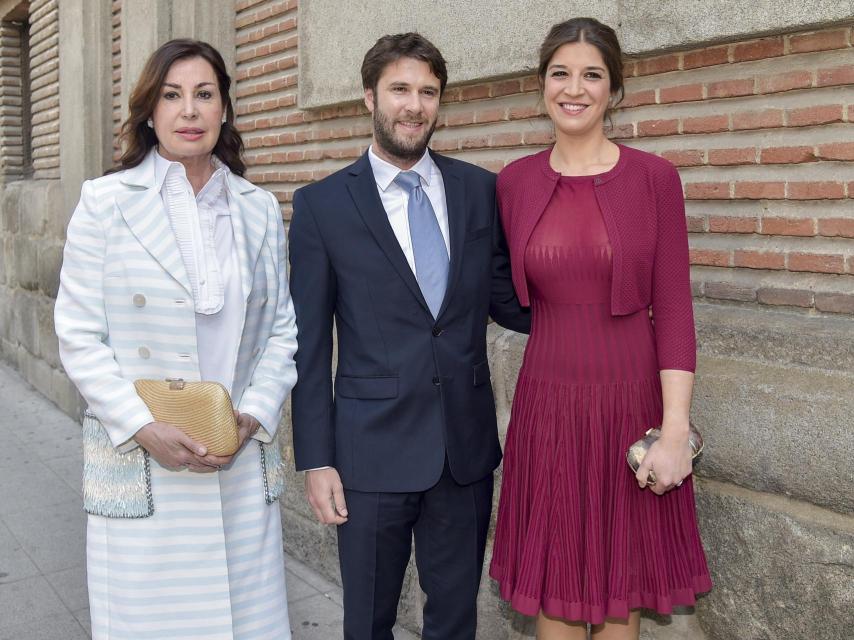Carmen Marínez Bordiú, Benjamin Rouget y Cynthia Rossi unidos de comunión