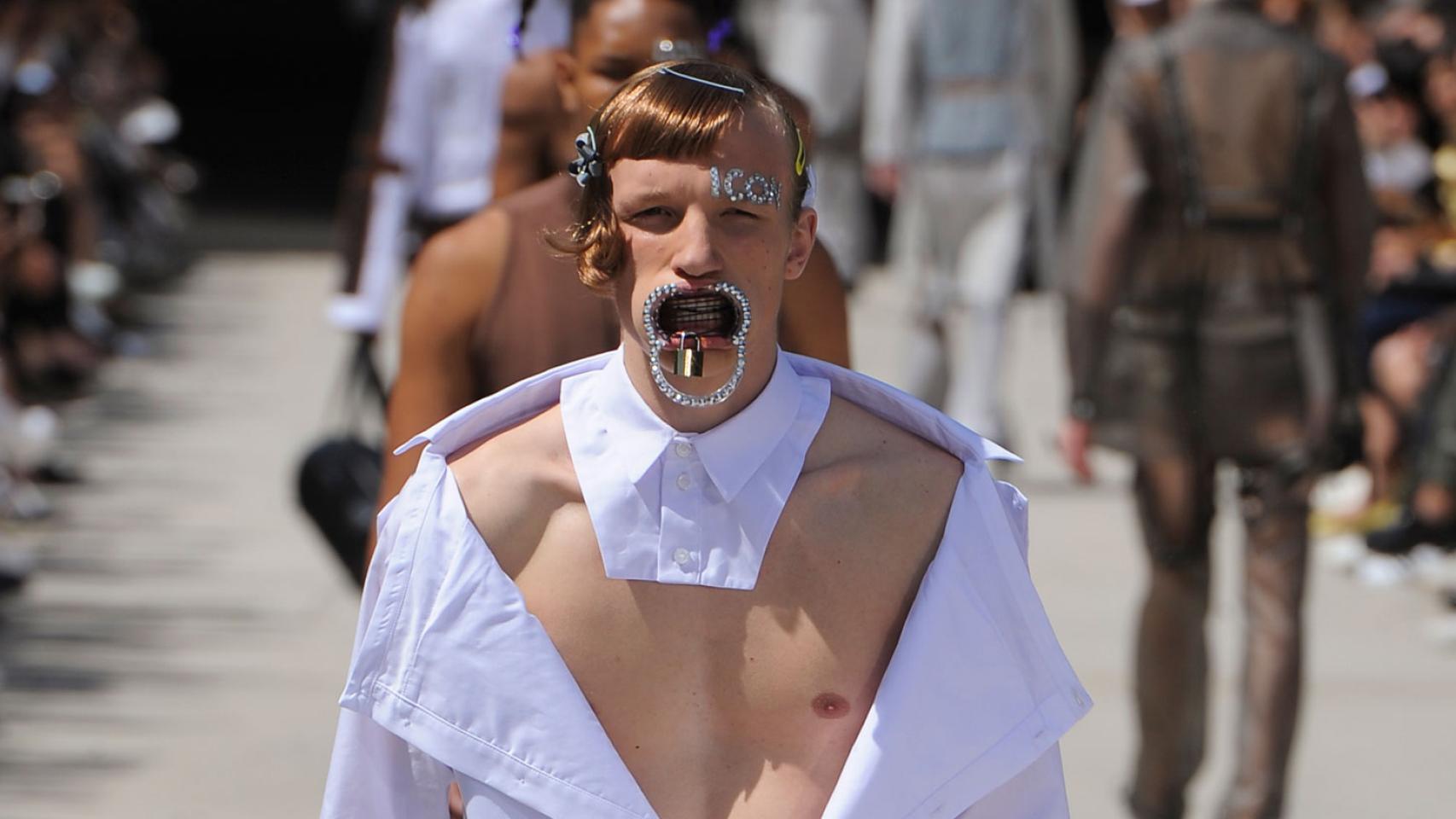 Modelo desfilando para la firma Hood by Air.