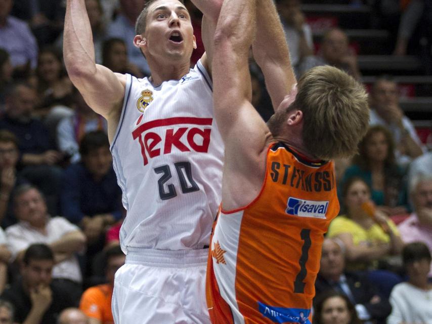 Jaycee Carroll intenta anotar ante Jon Stefansson este jueves.