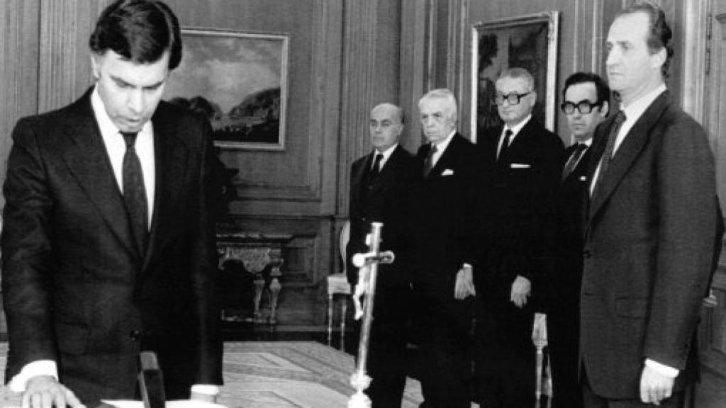 Image: Con el rey y contra el rey. Los socialistas y la Monarquía