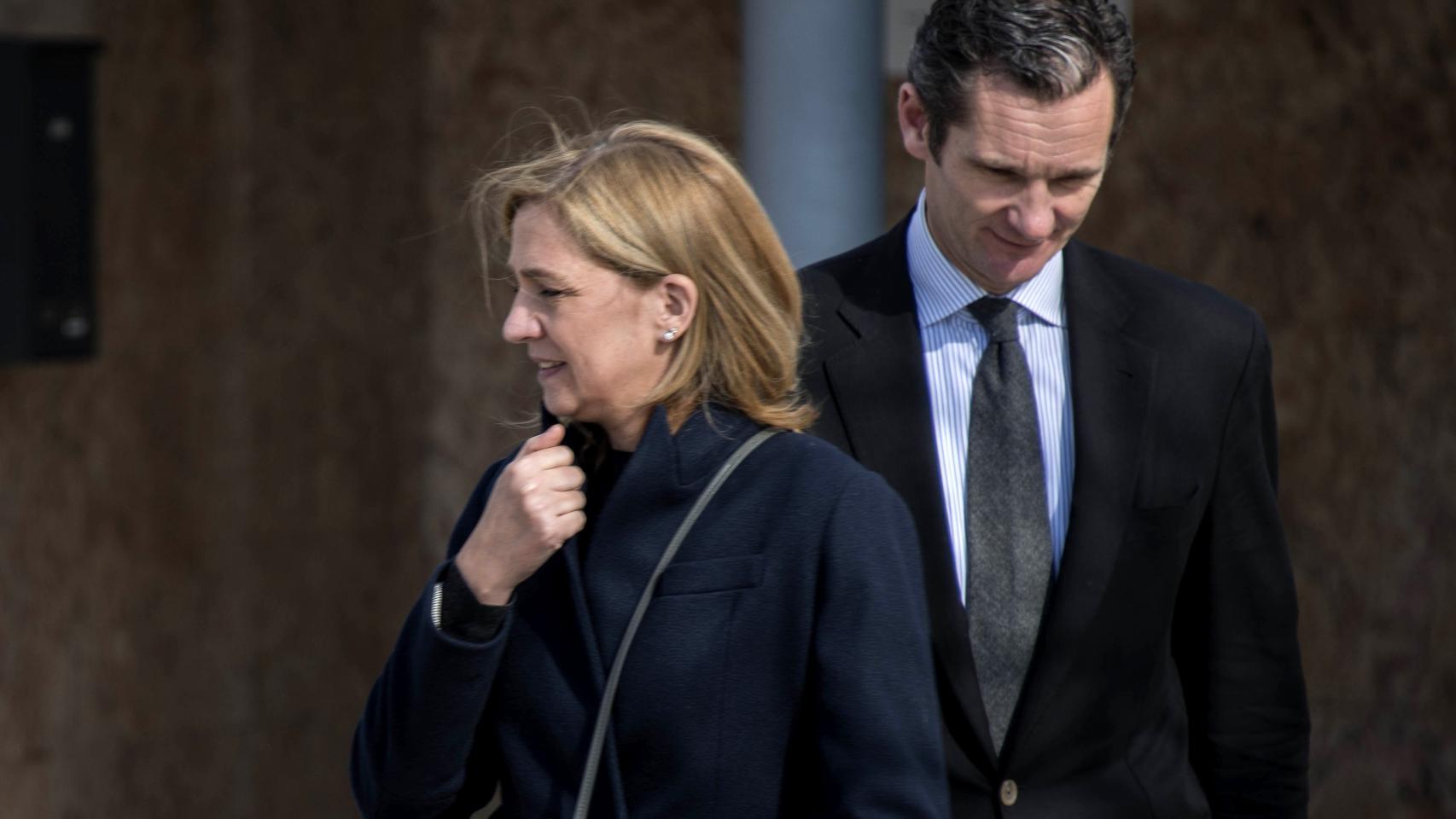 Cristina de Borbón e Iñaki Urdangarin durante una de las sesiones del juicio