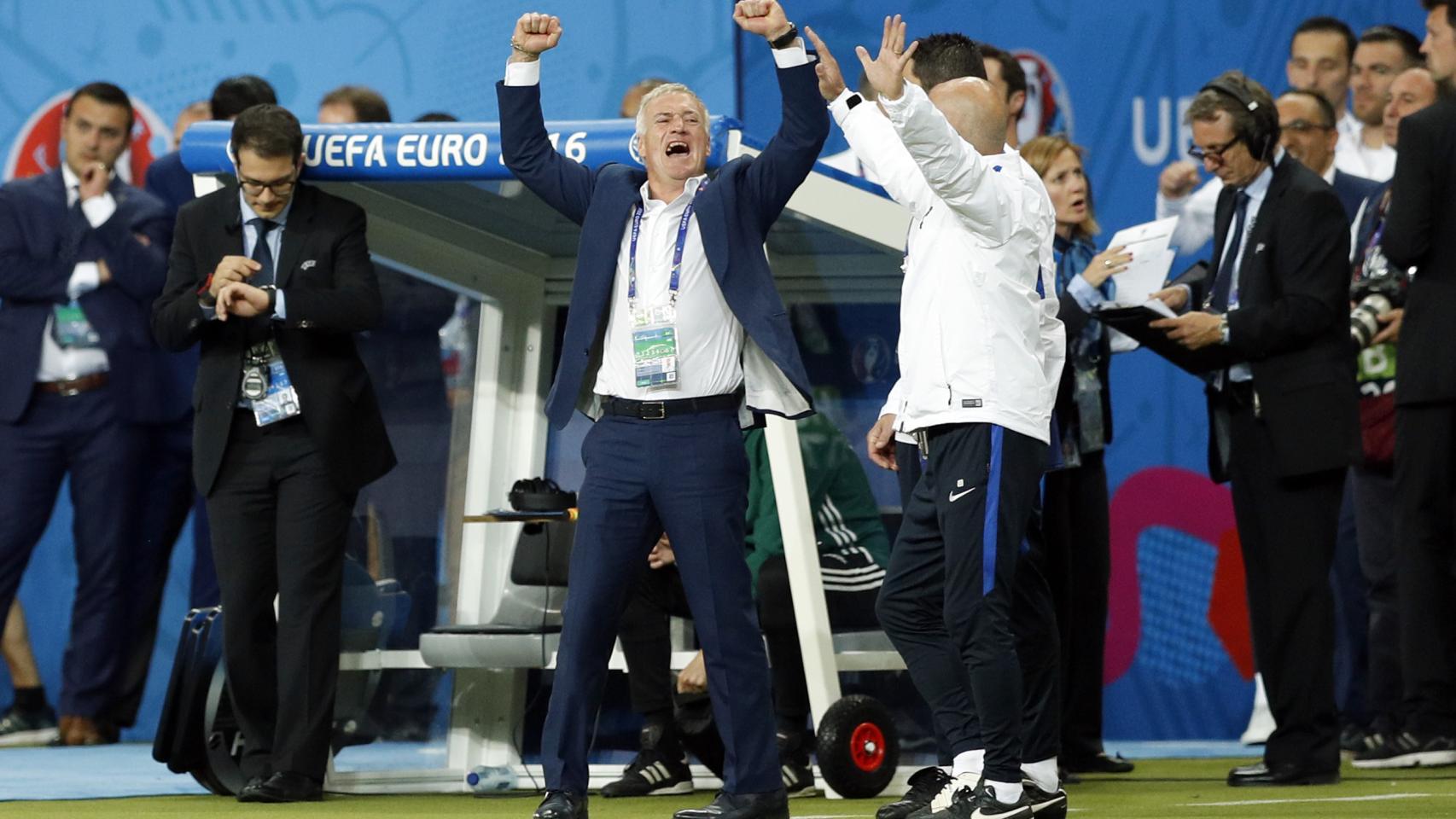Deschamps celebra el gol de Payet.