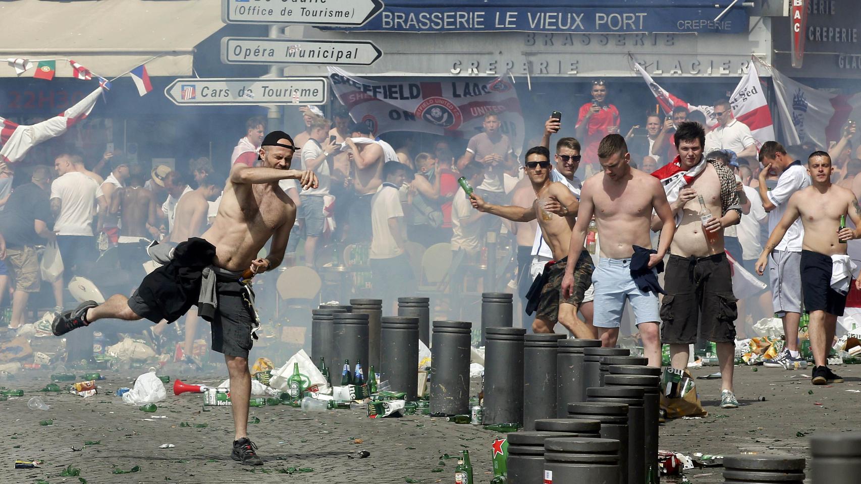 Aficionados ingleses lanzan objetos a los rusos.