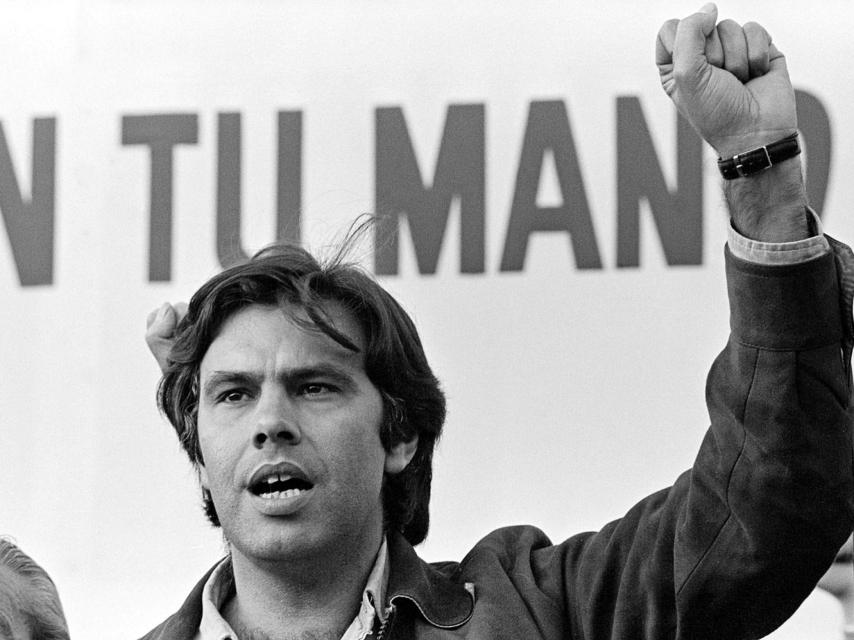 Felipe González levantando el puño en un mitin de 1977.