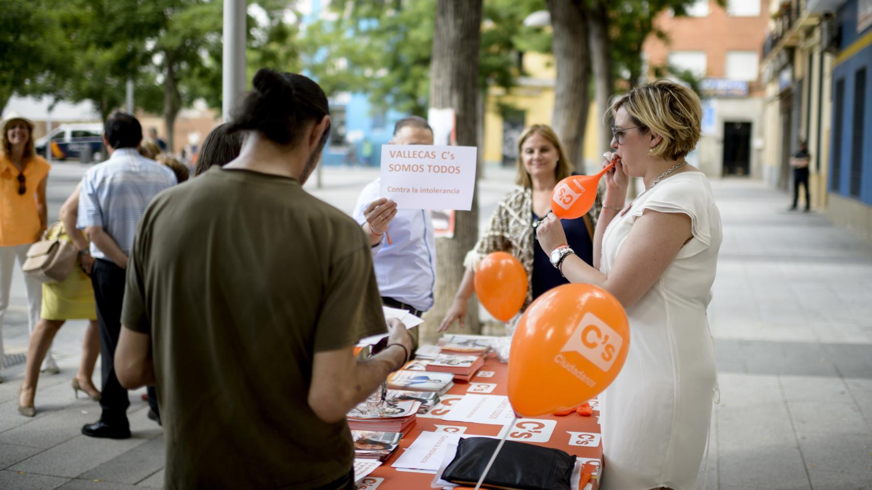La mesa informativa de Ciudadanos en Vallecas.