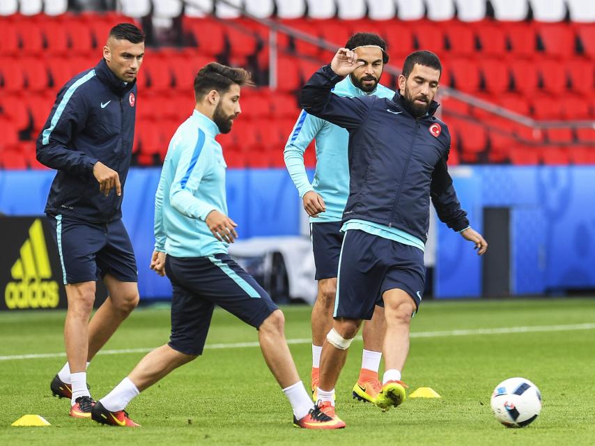 Arda Turan y sus compañeros de Turquía entrenan en París.