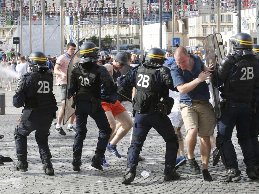 Batalla campal entre hooligans ingleses y radicales rusos
