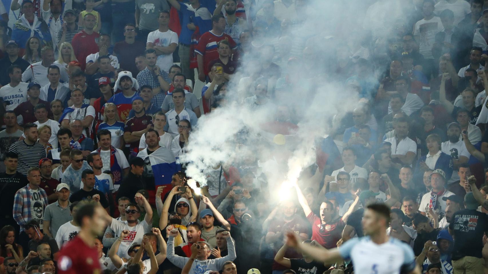 Los hooligan encienden bengalas en el Velodrome.
