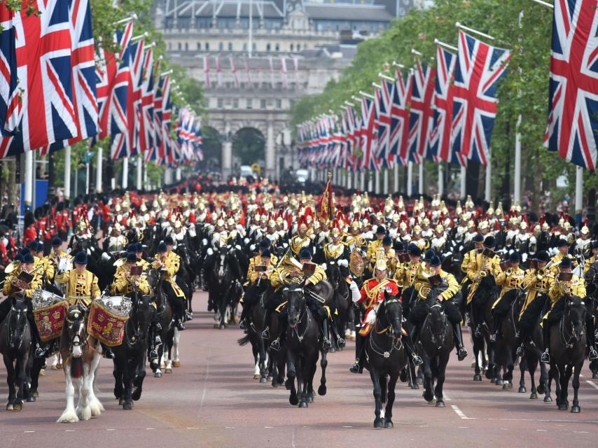 Desfile desde la avenida The Mall a Bucgkingham Palace