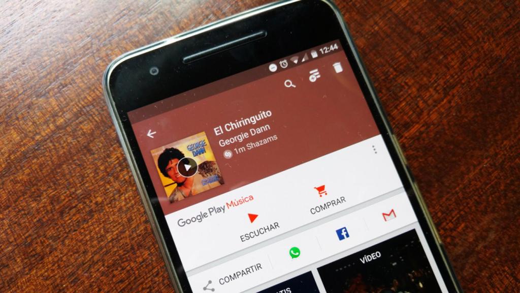 Aplicaciones y trucos para saber qué canción está sonando en el chiringuito de la playa