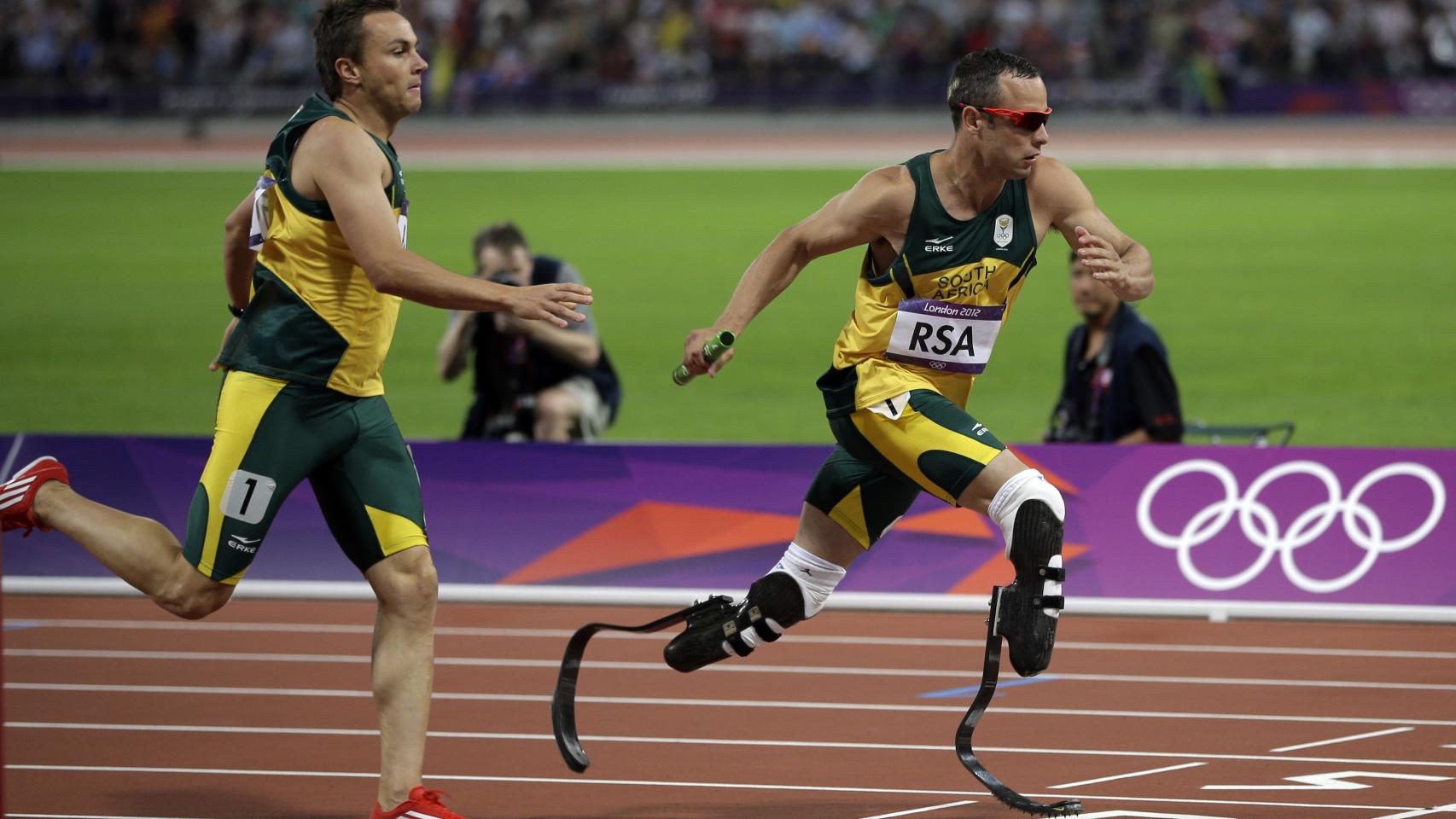 Oscar Pistorius en el estadio olímpico de Londres 2012 en el relevo de 4 x 400 metros