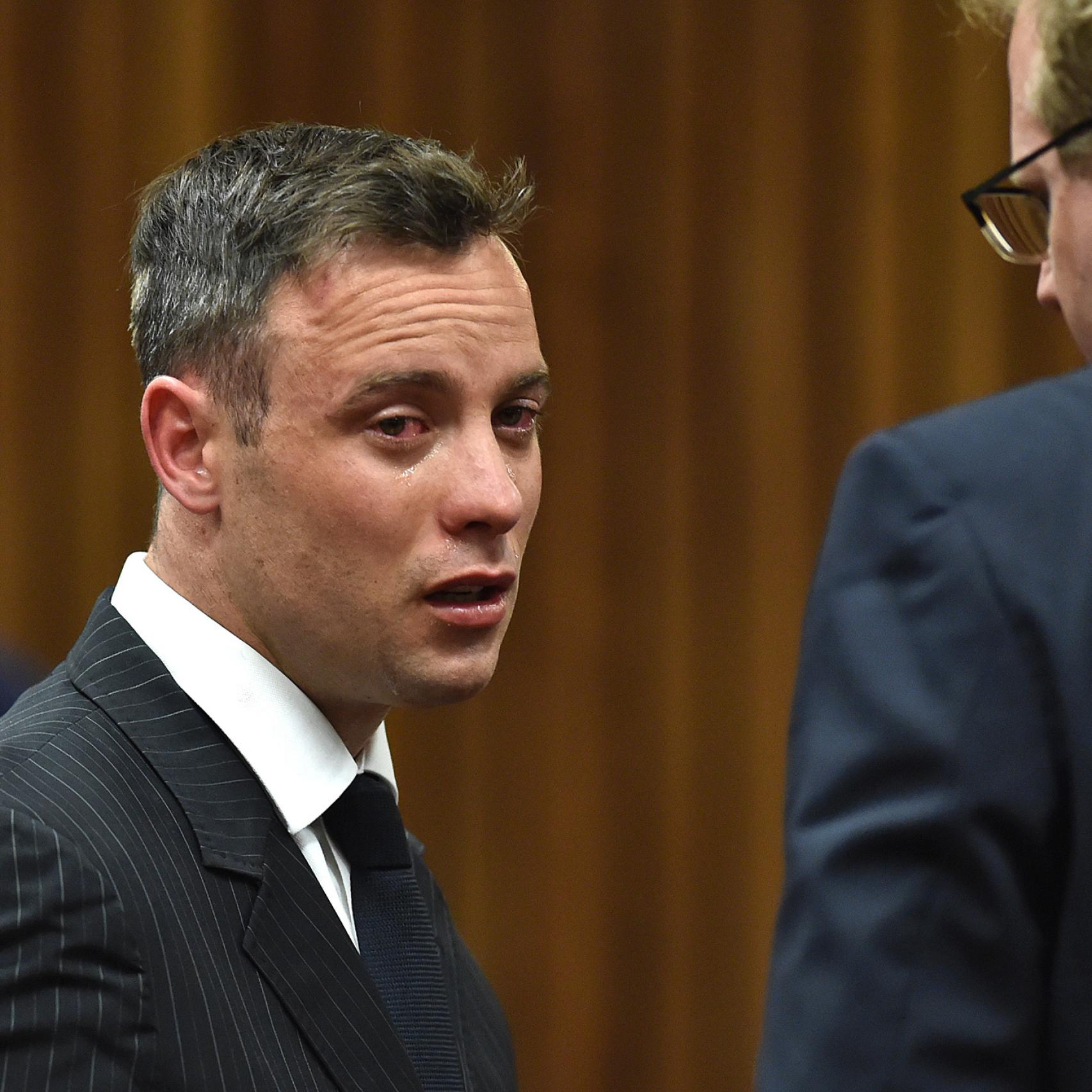 Pistorius habla con su abogado en el Tribunal Superior de Pretoria en su segundo juicio