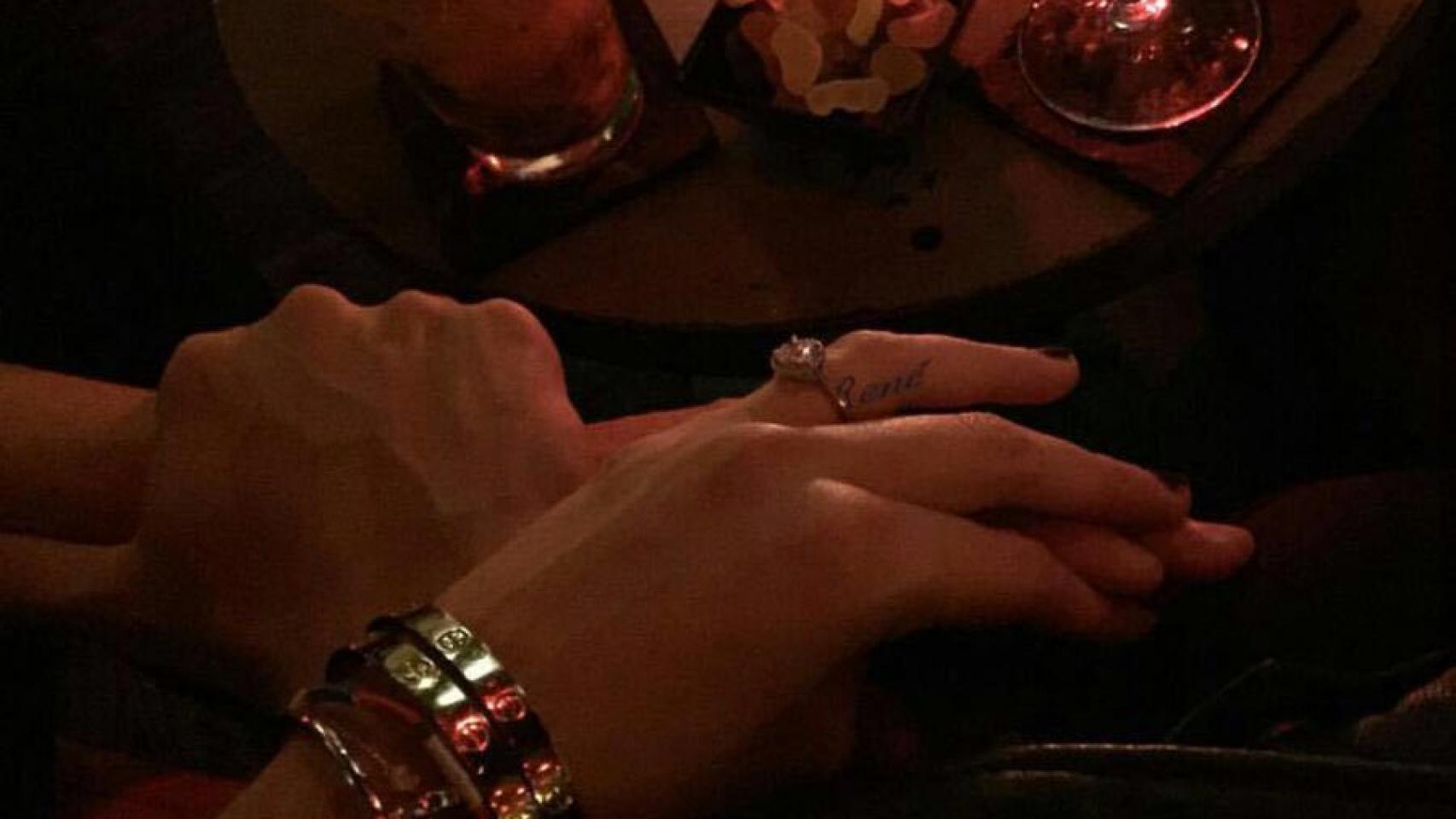 Tatuaje en el dedo con la palabra René