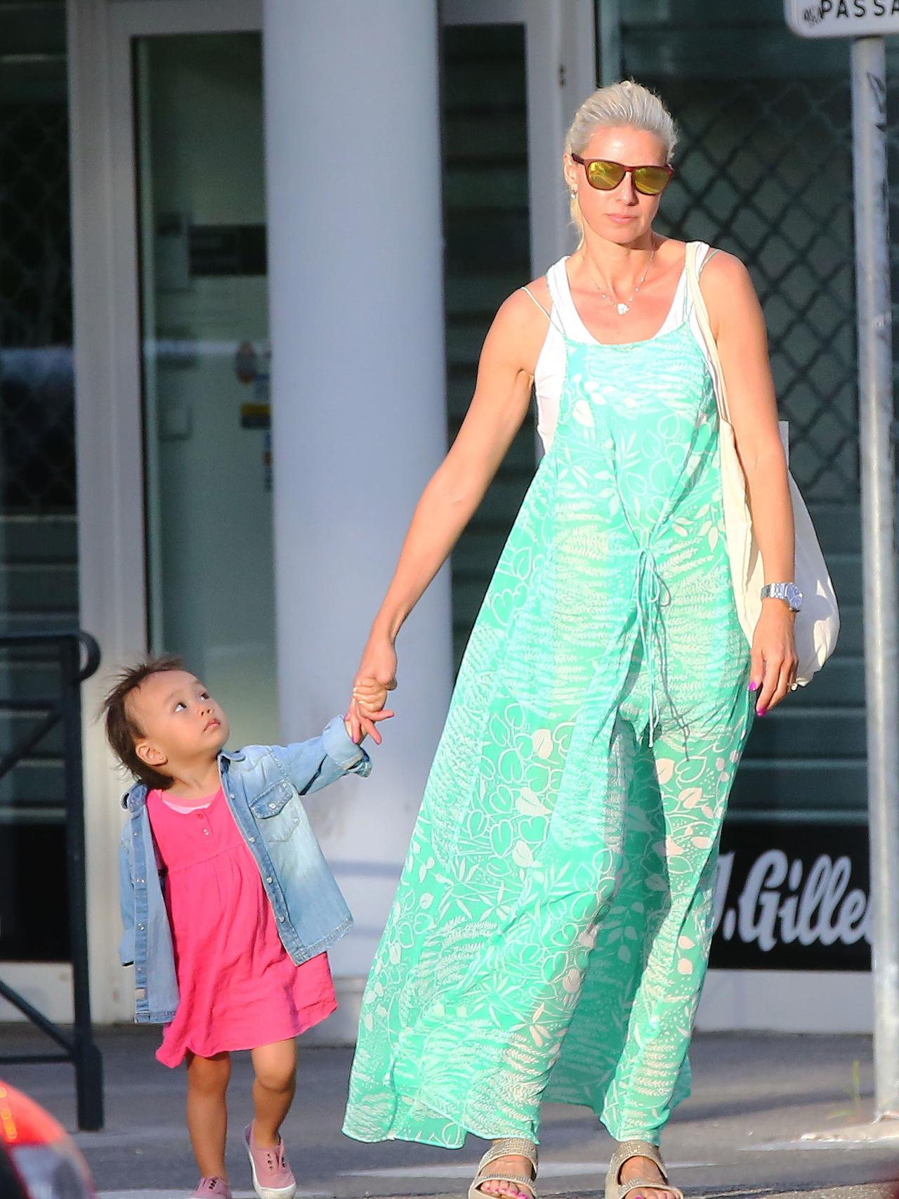 Anne Igartiburu con su hija Carmen