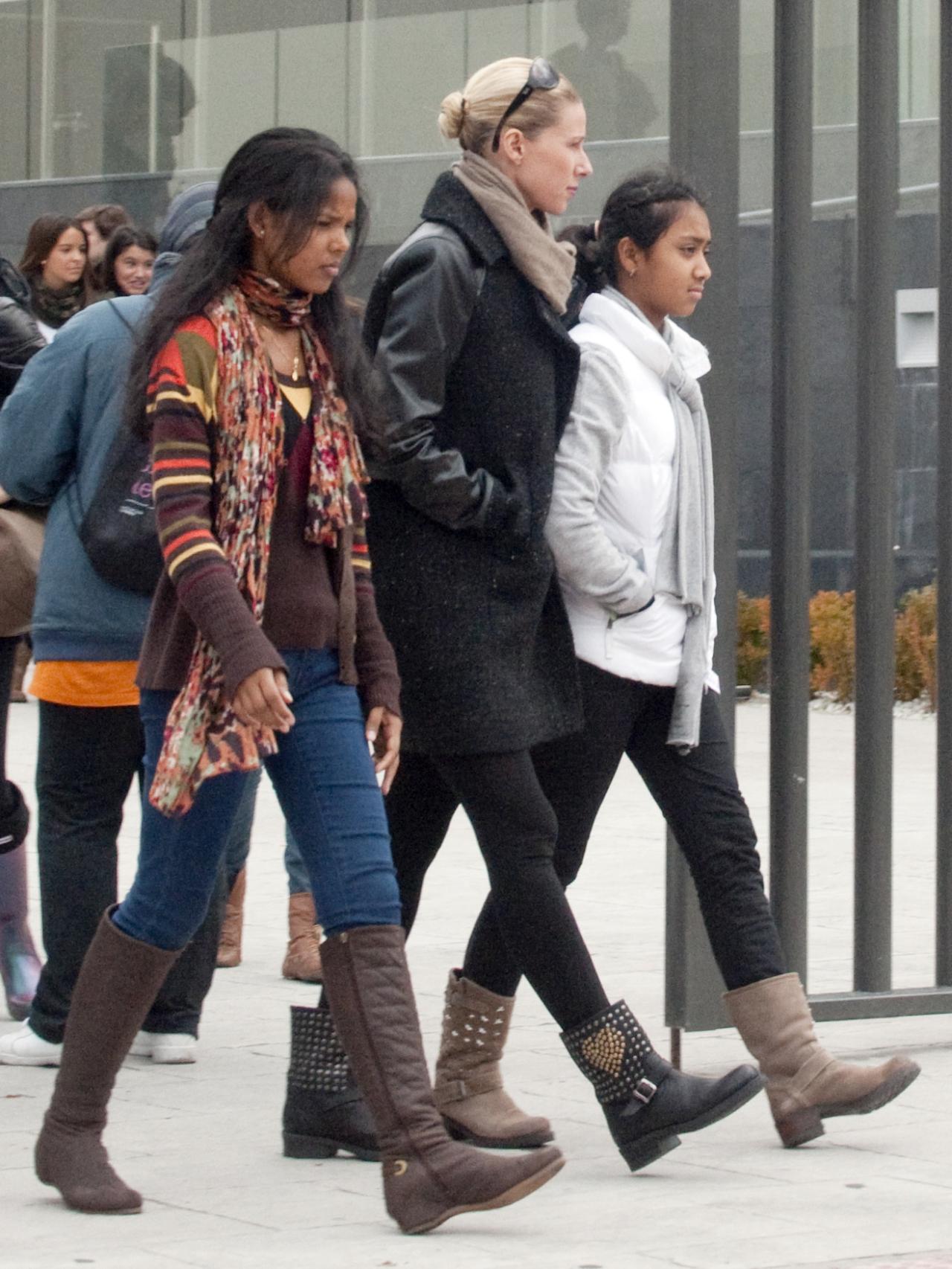 La presentadora con su hija Noa por las calles de Madrid