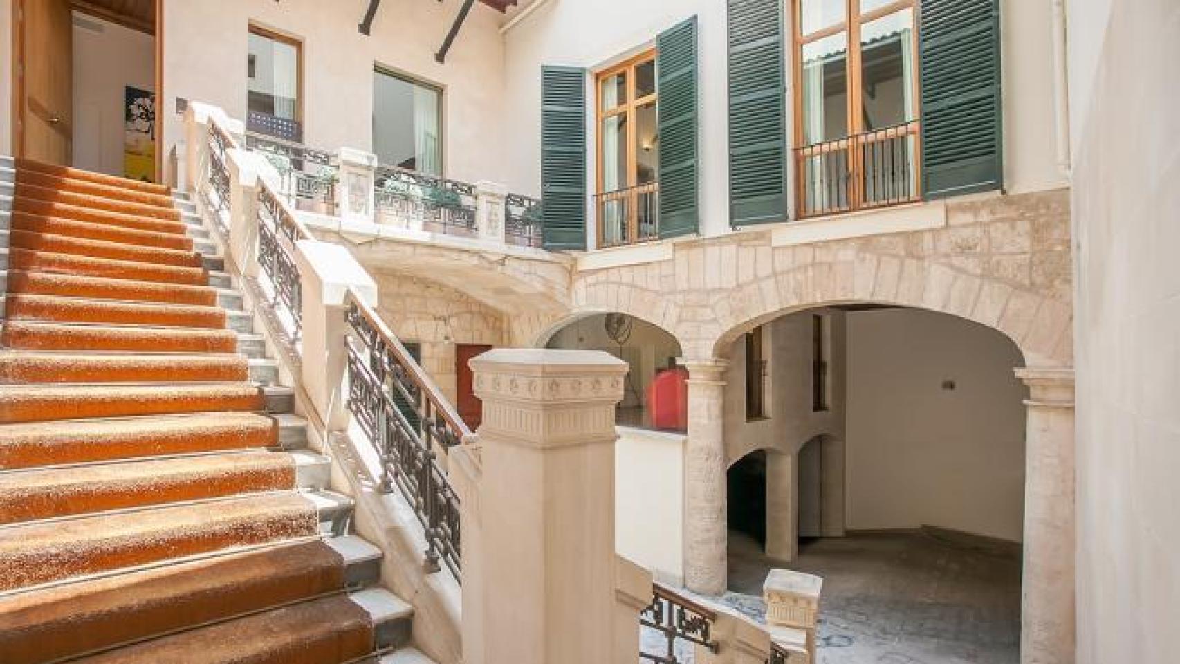 Imagen de la escalinata de entrada a la vivienda.