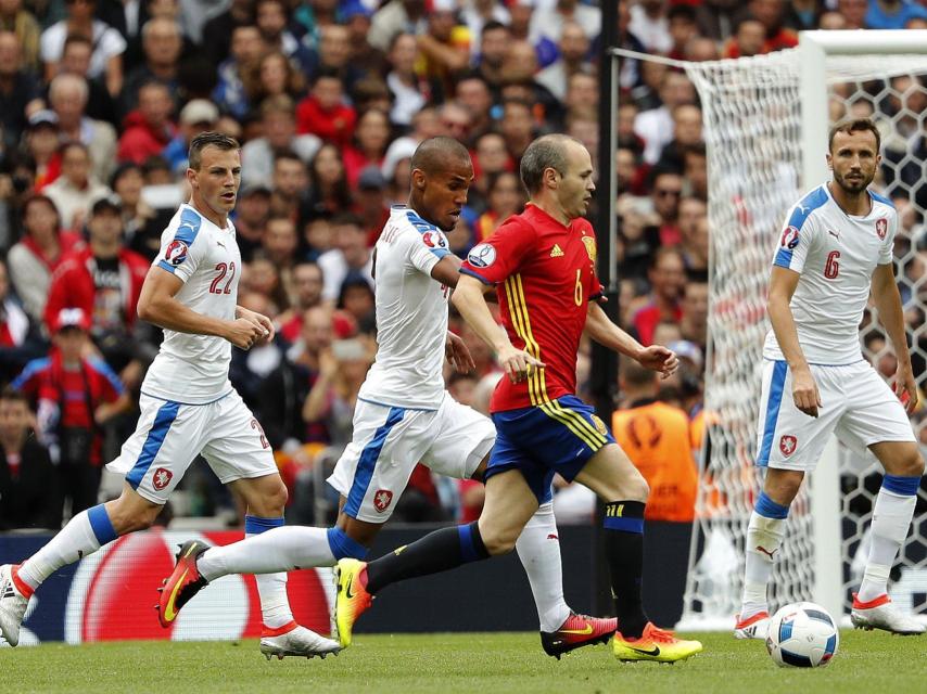 Andrés Iniesta, rodeado de jugadores checos.