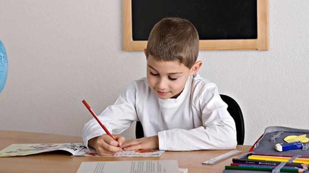 nino-hace-deberes-en-casa-p