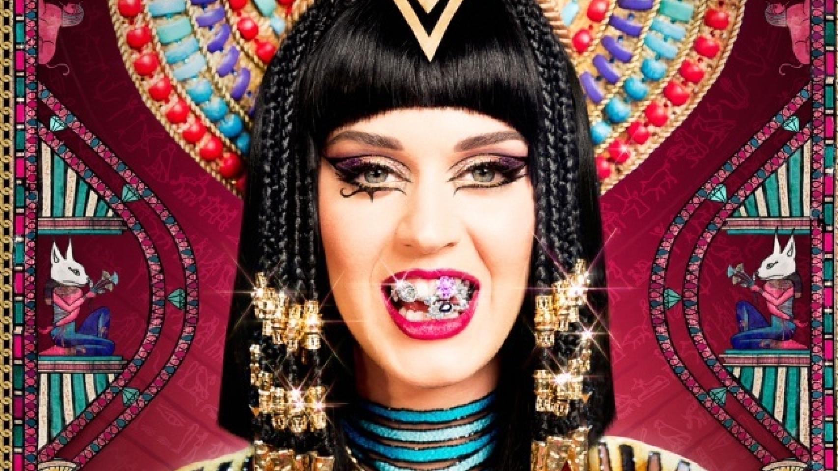 La cantante Katy Perry mostrando sus grills en el videoclip Dark Horse.