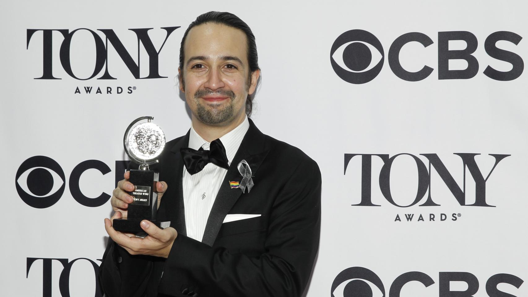 Lin-Manuel Miranda posa con una estatuilla en el 'backstage' de los Tony.