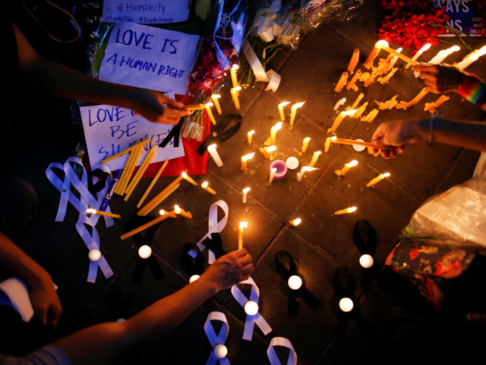 Las vigilias por las víctimas de Orlando se multiplican. Ésta es en Bangkok.