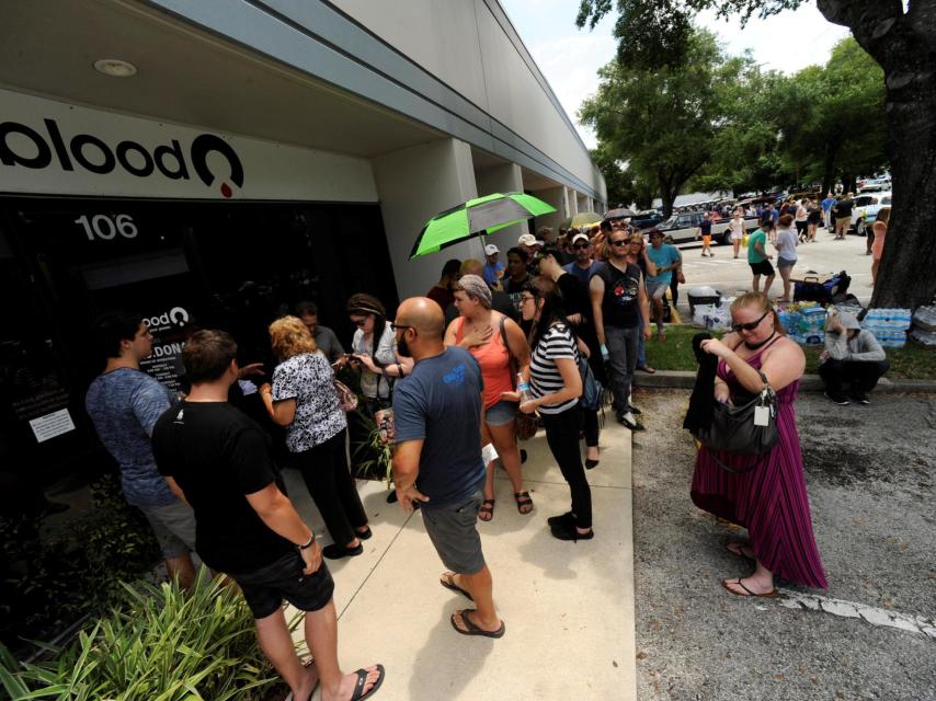 Decenas de personas hacían cola para donar sangre tras el tiroteo