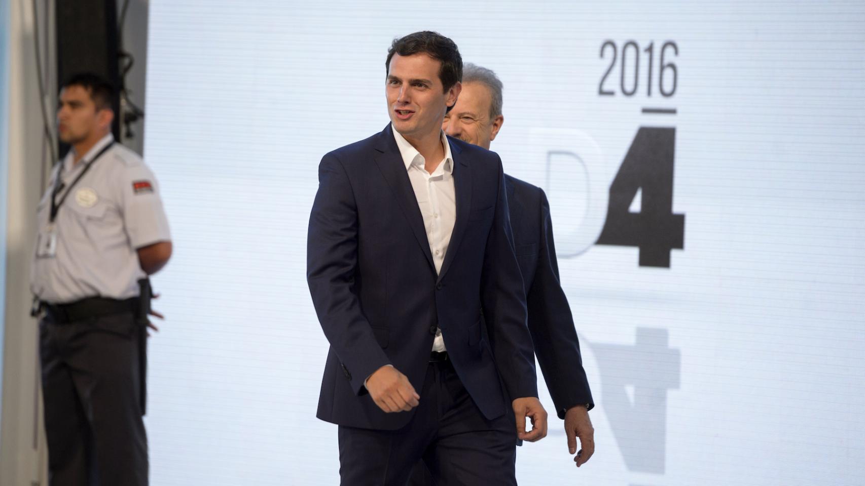 Rivera, a su llegada al debate. Sin corbata.