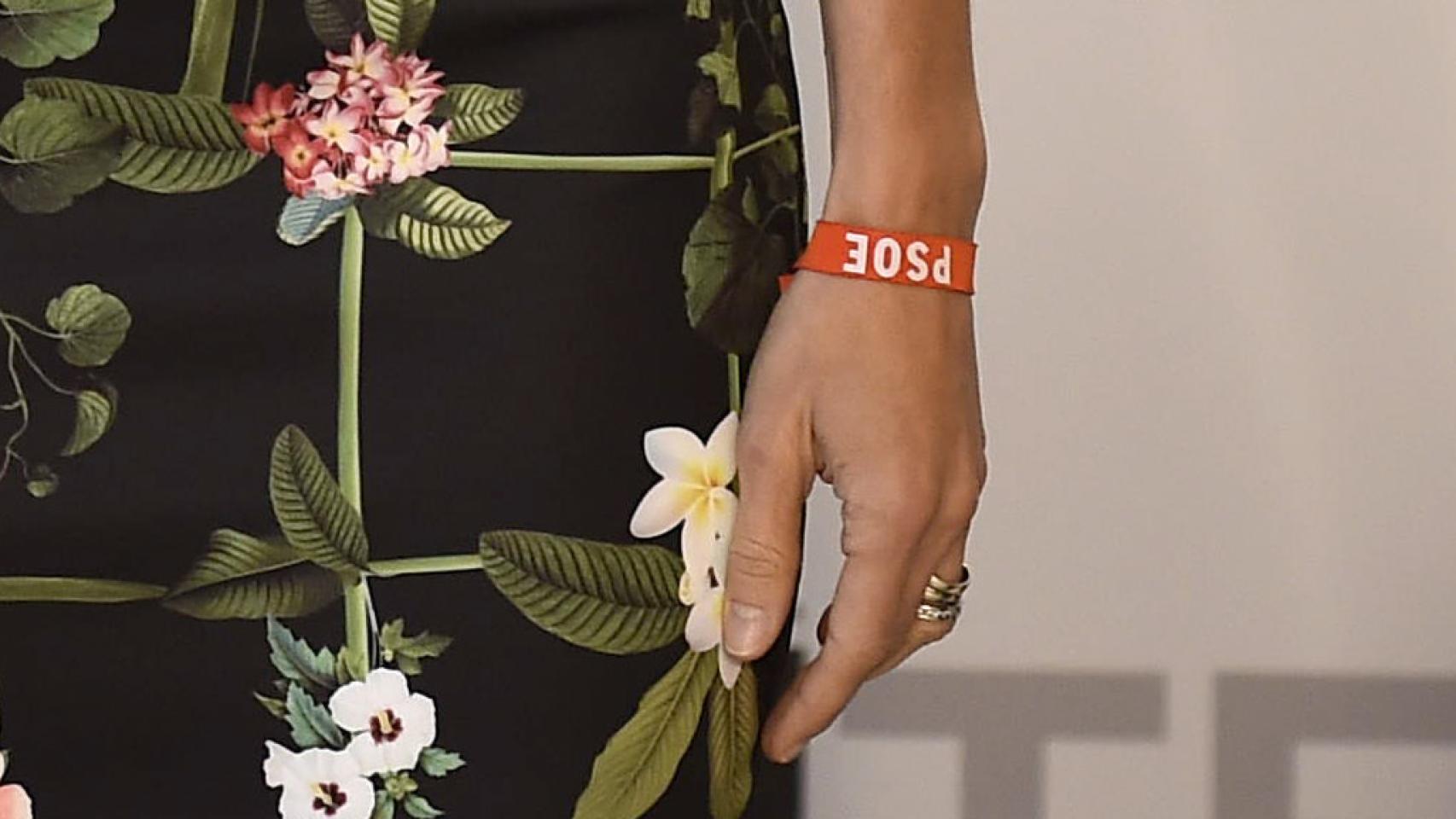 Detalle de la pulsera de Begoña Gómez durante el debate
