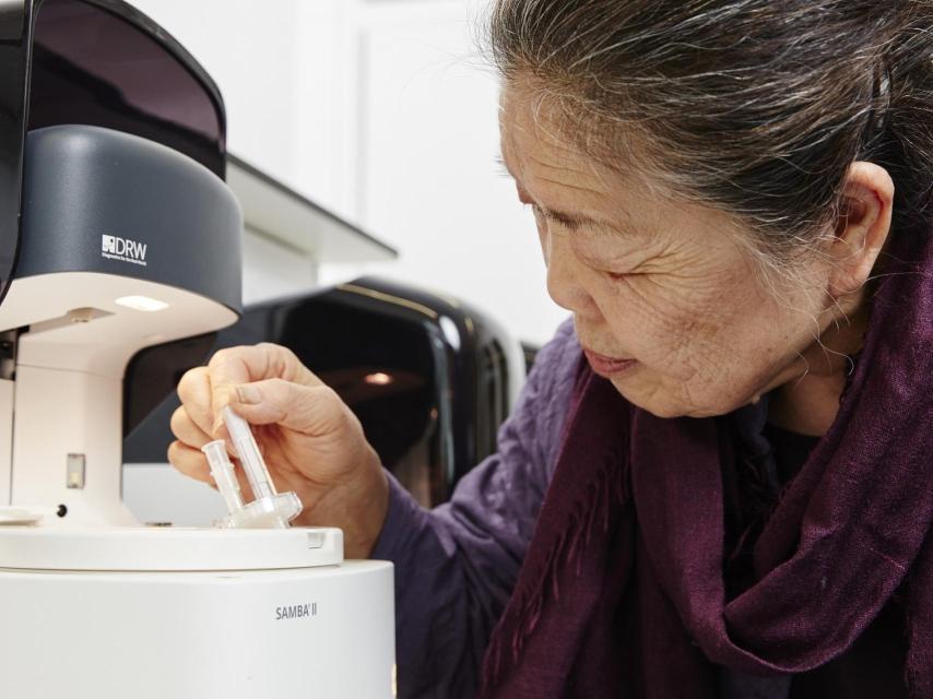 Lee, junto a su sistema de diagnóstico.